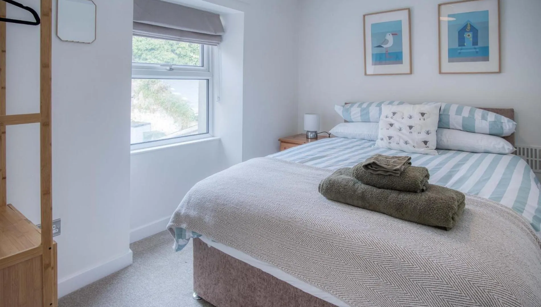 Pink - 4 Bedrooms & Hot Tub - Apartment Tenby