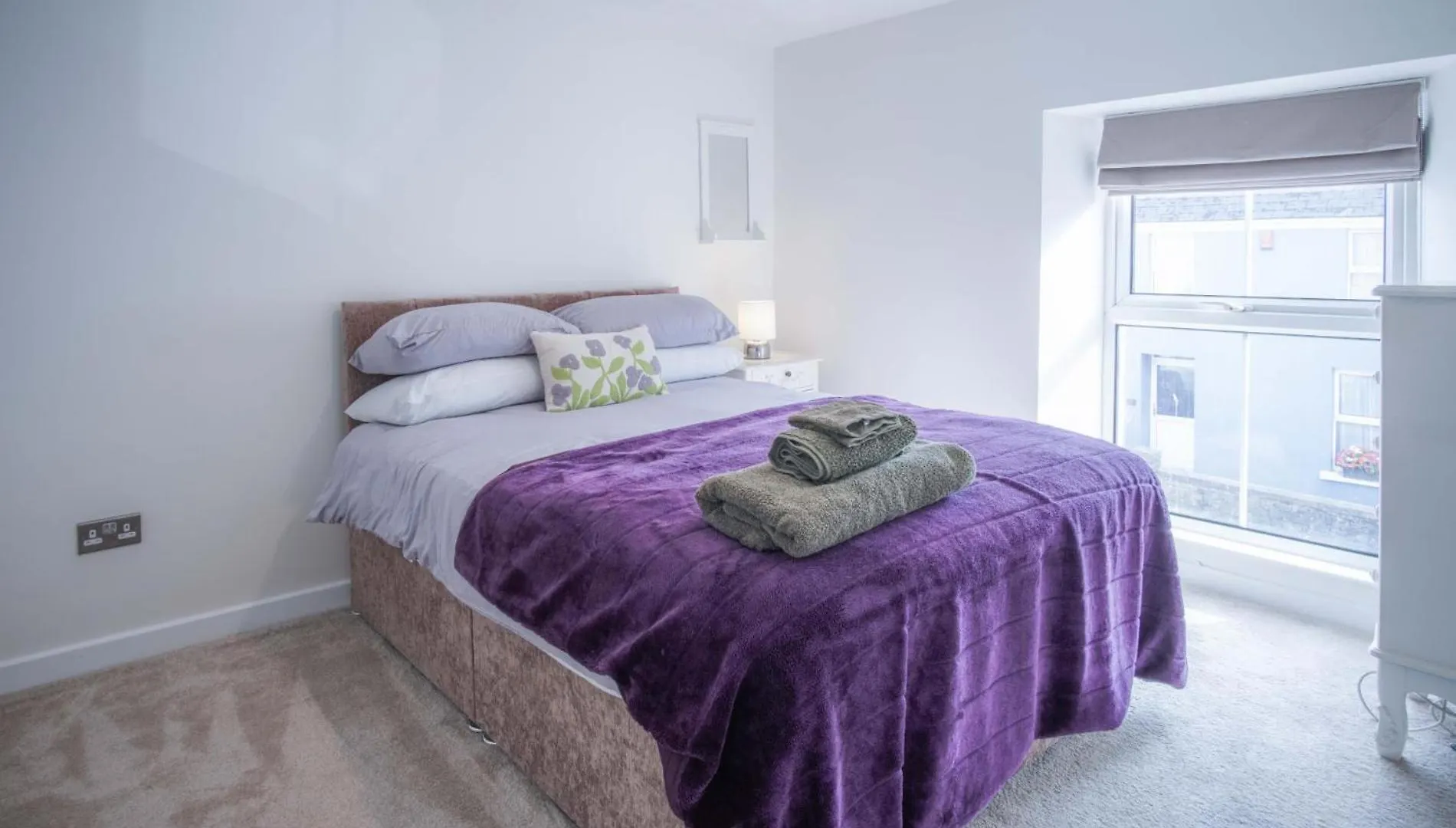 Pink - 4 Bedrooms & Hot Tub - *
