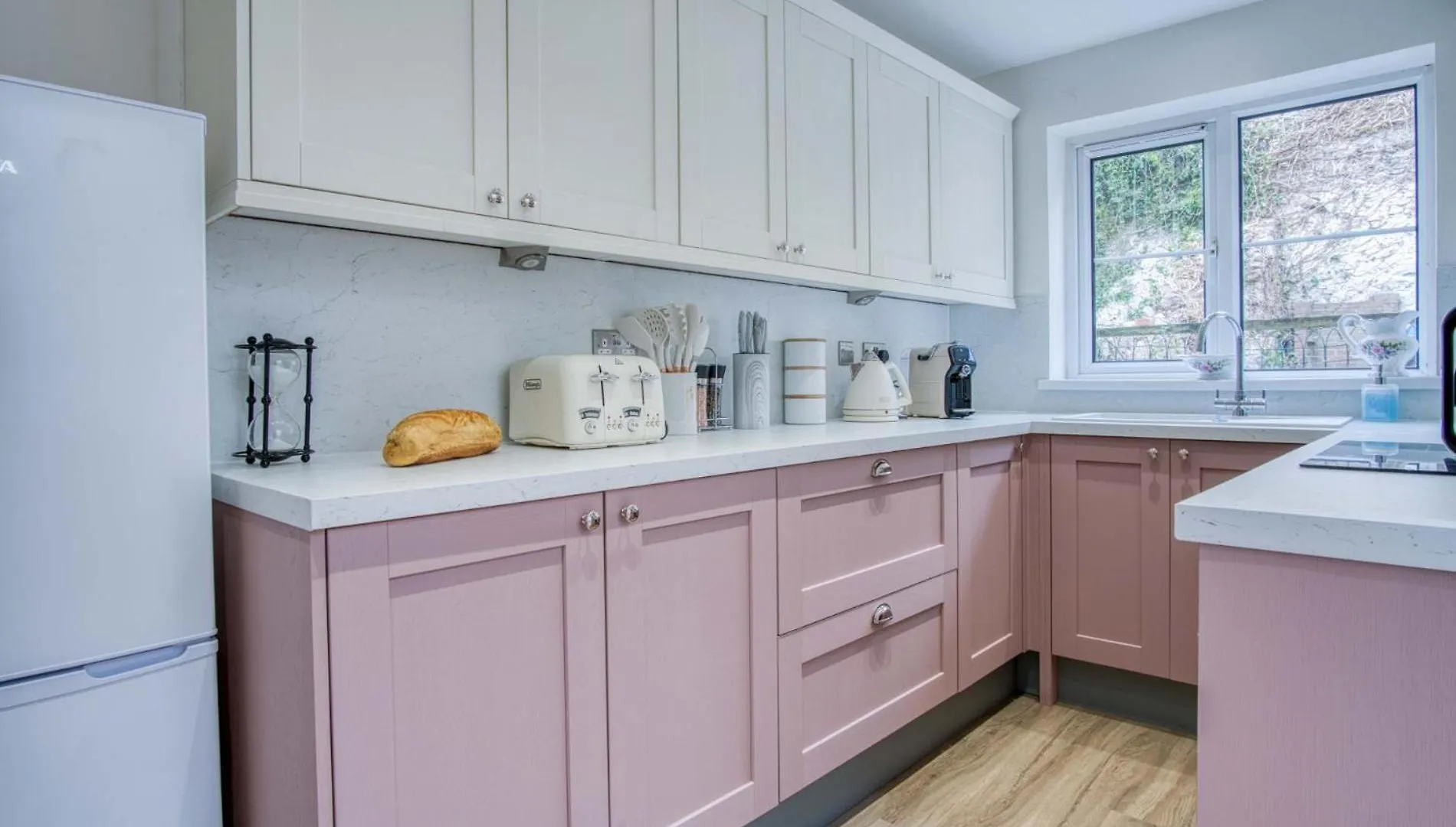 Pink - 4 Bedrooms & Hot Tub - *