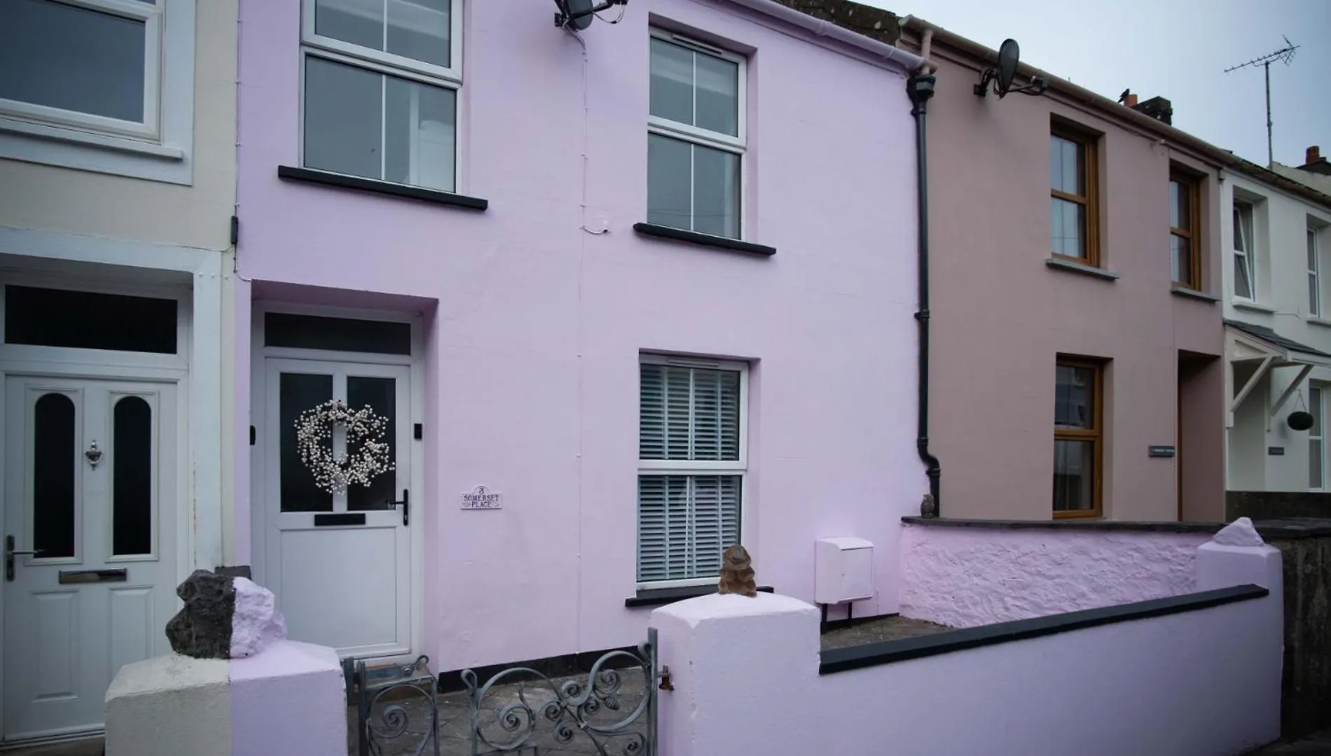Pink - 4 Bedrooms & Hot Tub - Apartment *