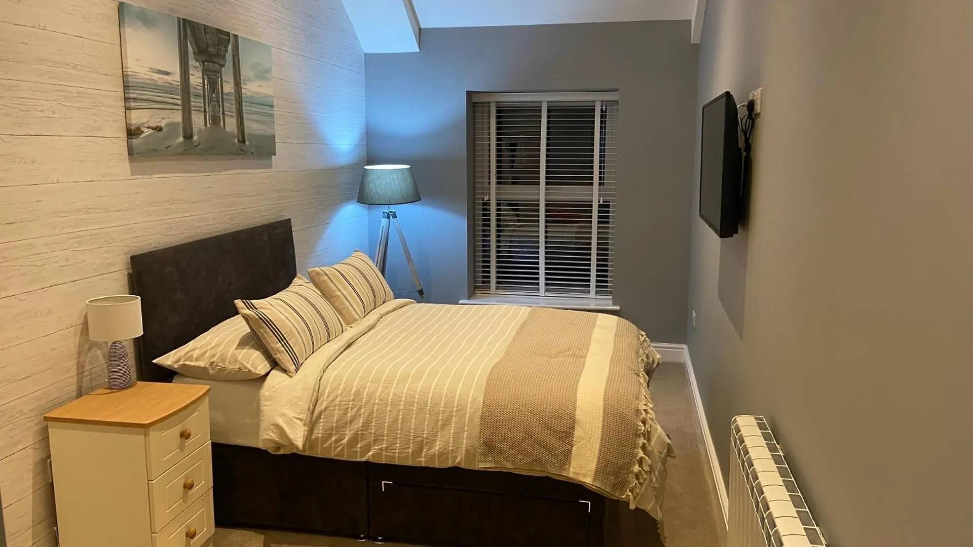 Stylish Apartment, Great Location, Parking Apartment Tenby