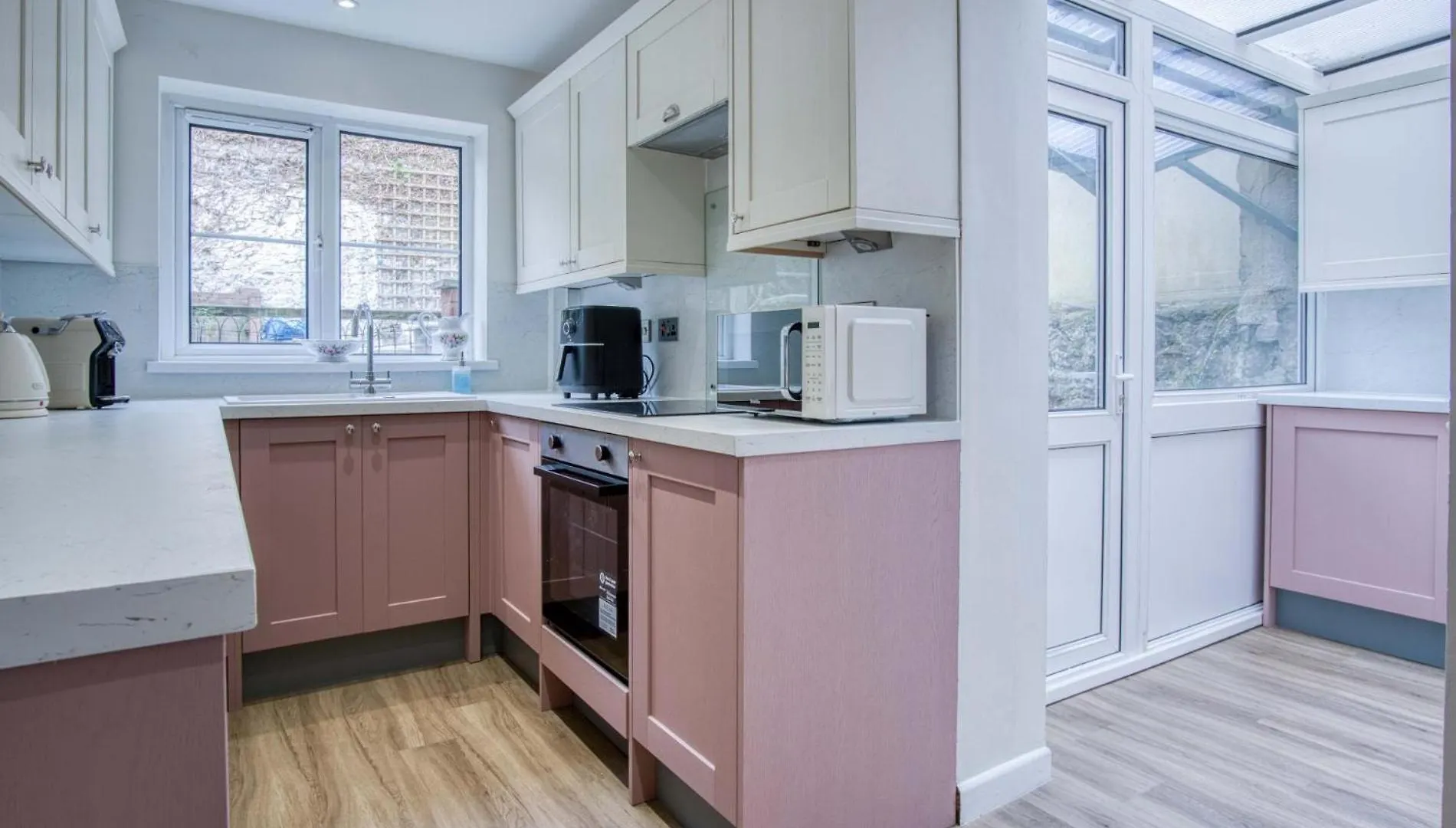 Pink - 4 Bedrooms & Hot Tub - * Tenby