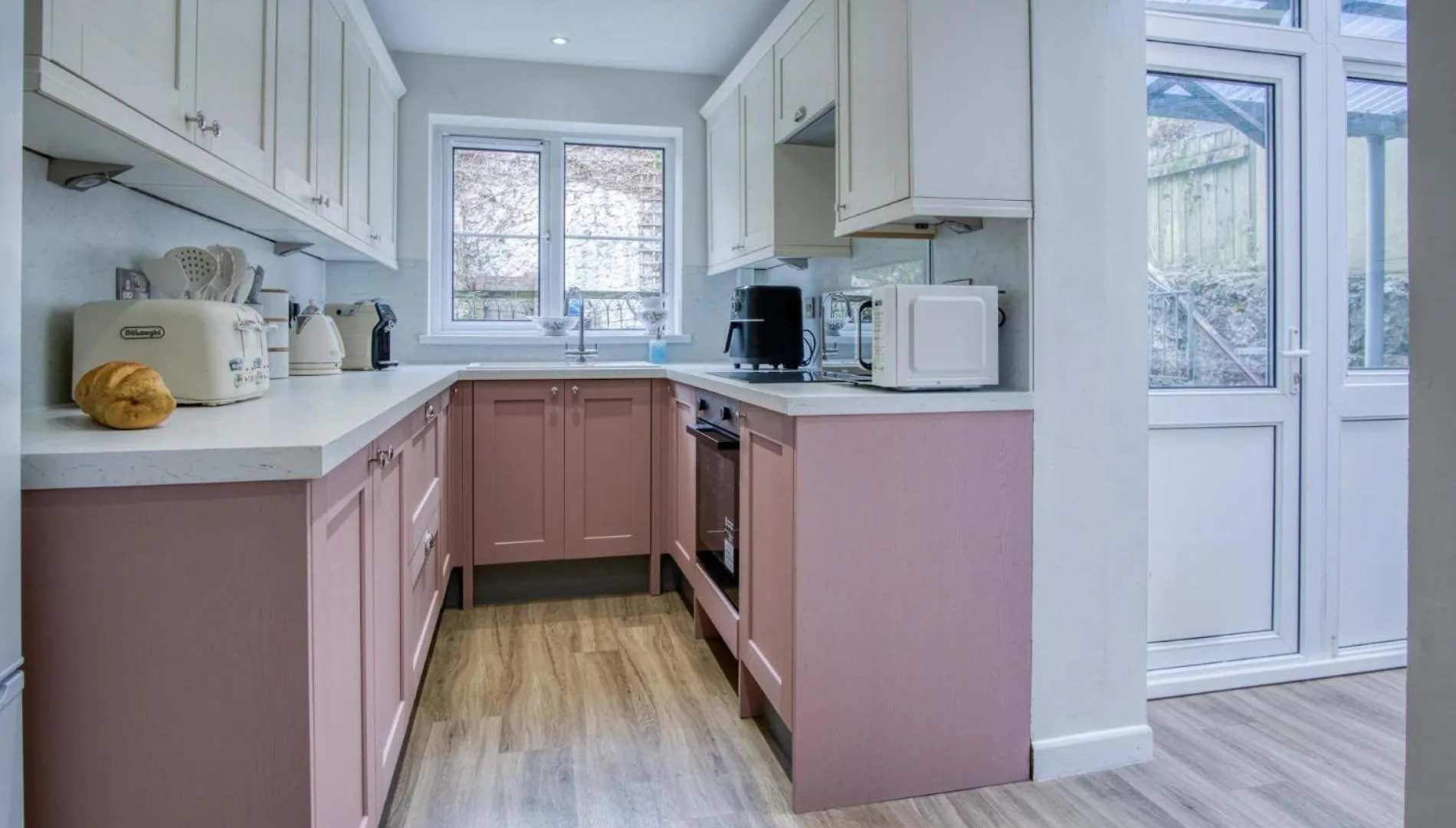 Apartment Pink - 4 Bedrooms & Hot Tub -