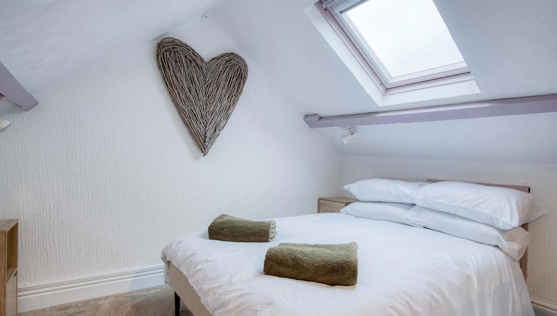Apartment Pink - 4 Bedrooms & Hot Tub -