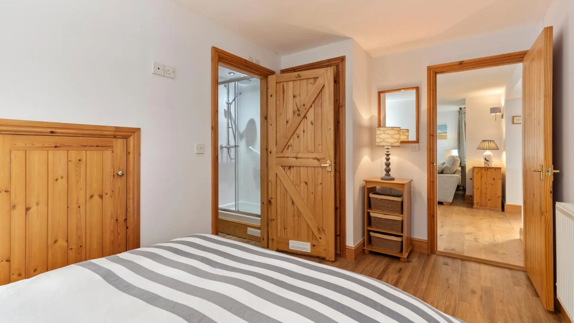 Two Hoots - Peaceful Rural Views Tenby