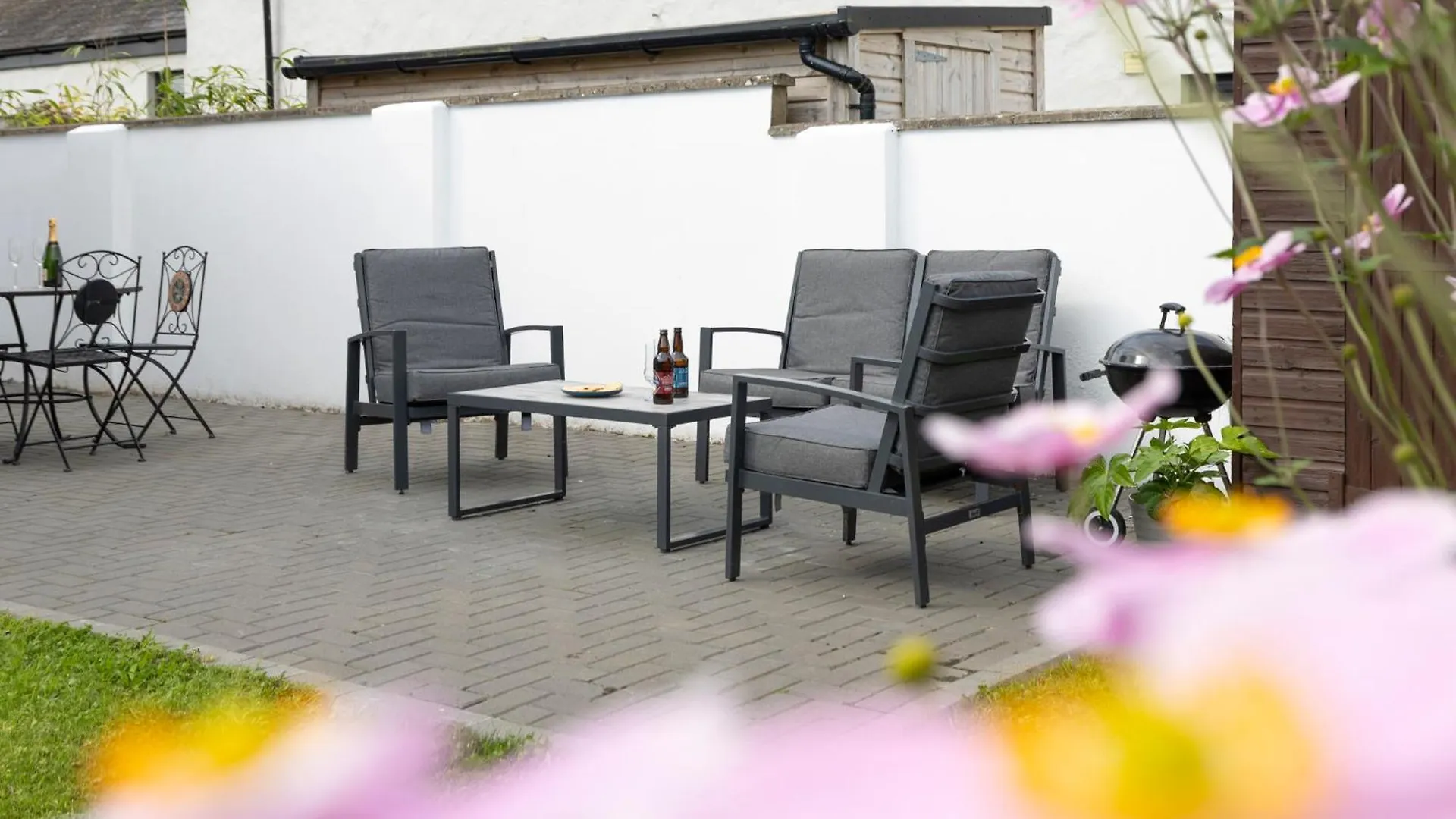 Two Hoots - Peaceful Rural Views Tenby