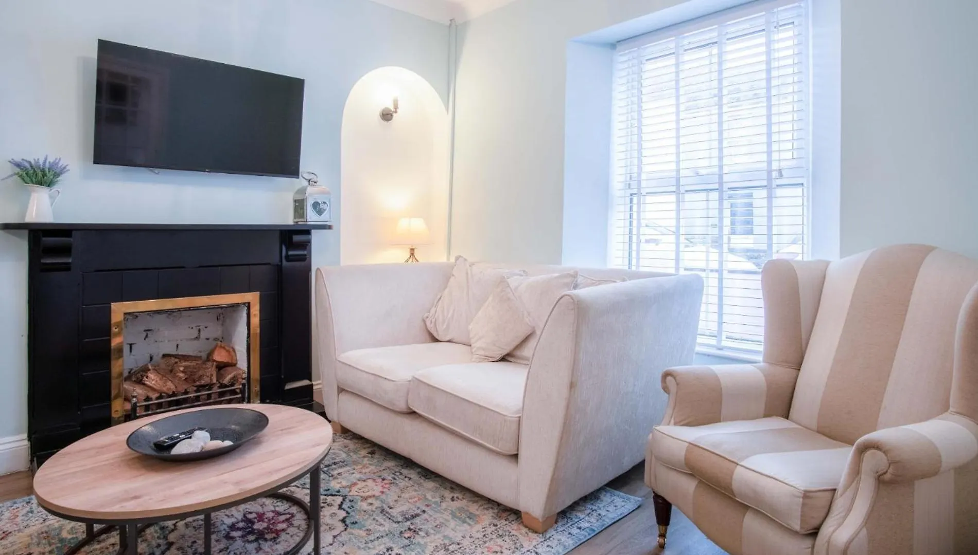 Pink - 4 Bedrooms & Hot Tub - * Tenby