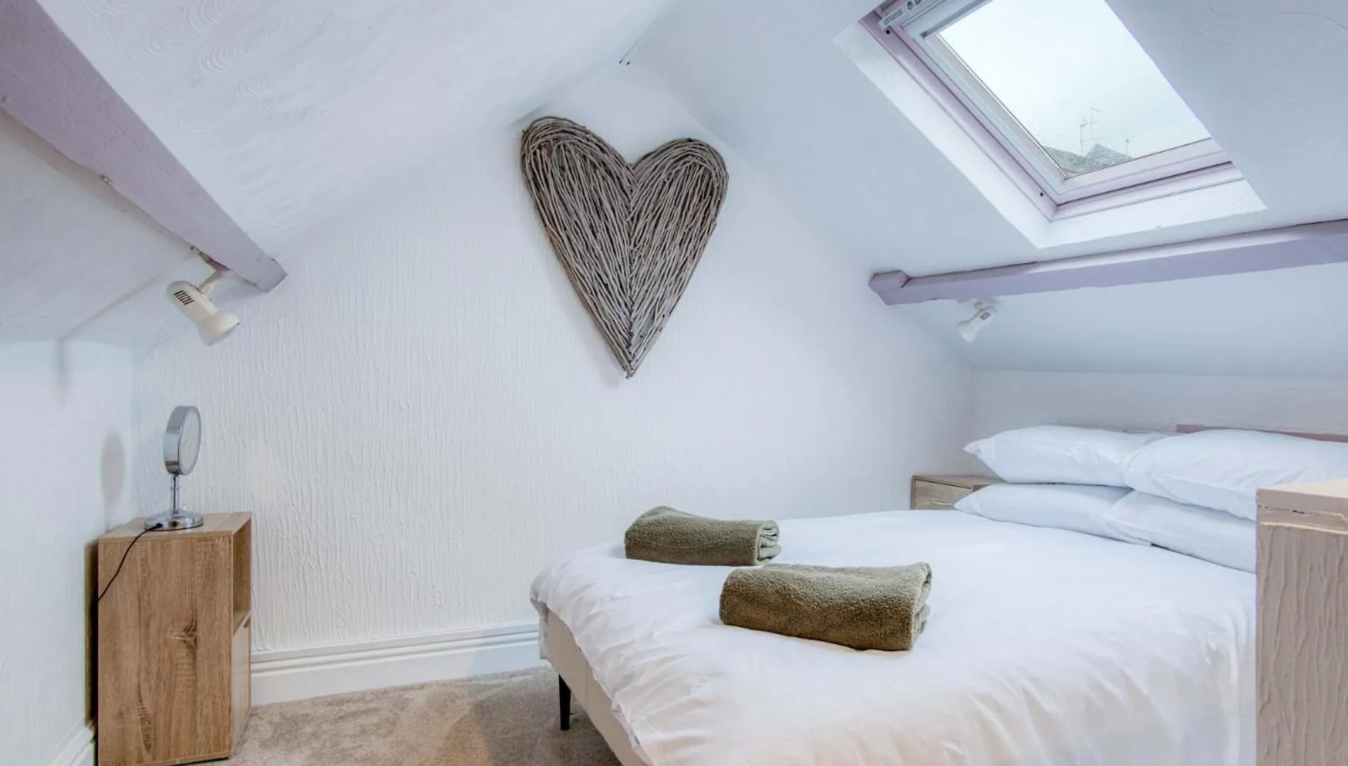 Apartment Pink - 4 Bedrooms & Hot Tub -