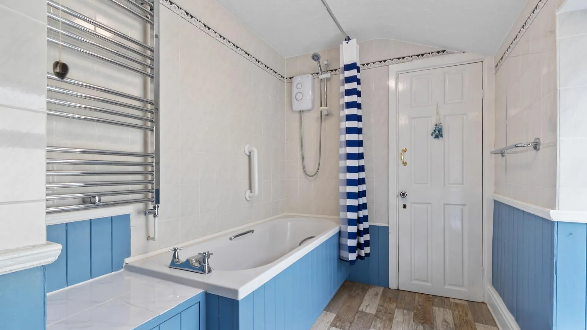 Penlan - Short Stroll To Town And Beaches Holiday home Tenby