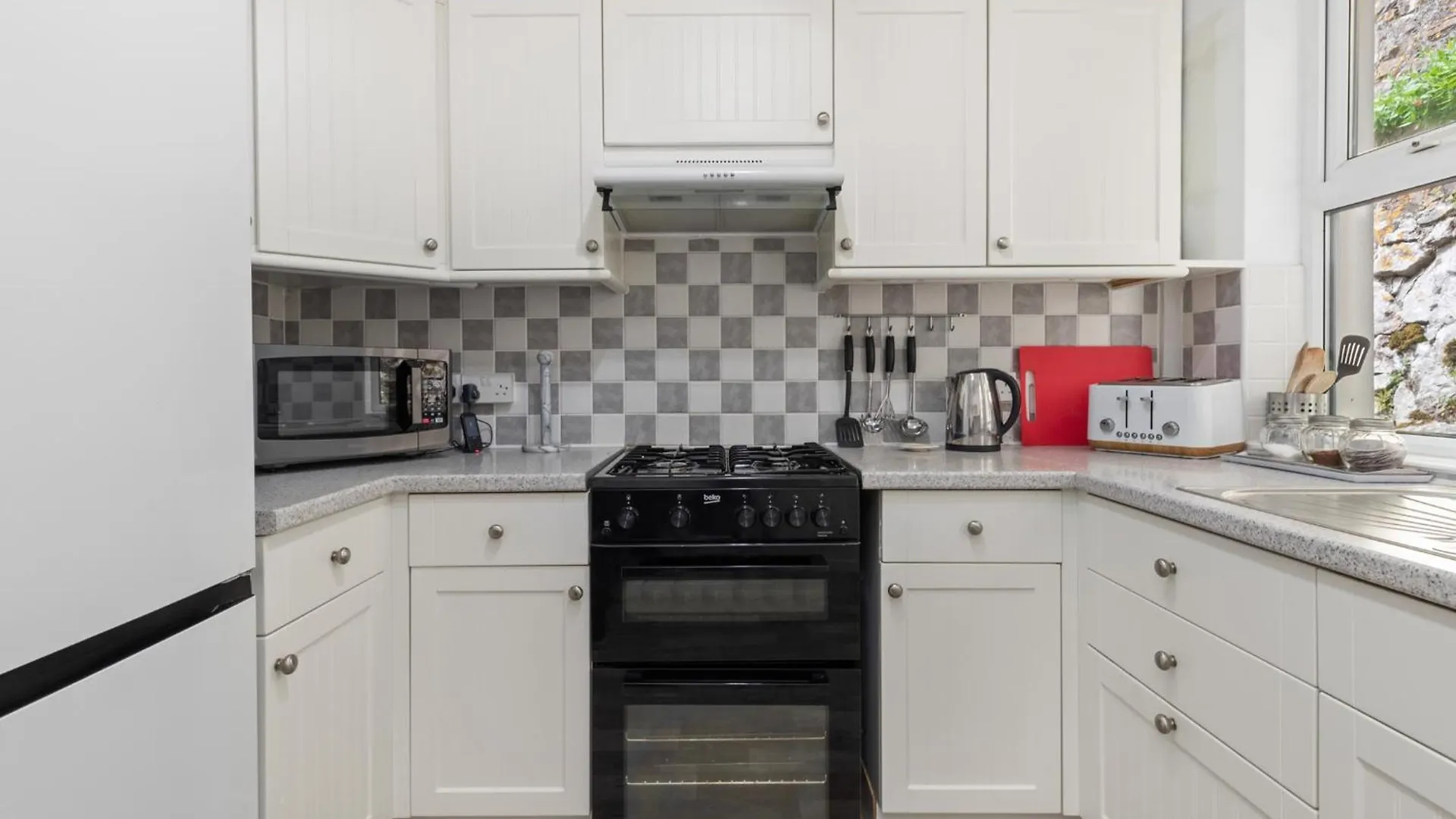 Penlan - Short Stroll To Town And Beaches * Tenby