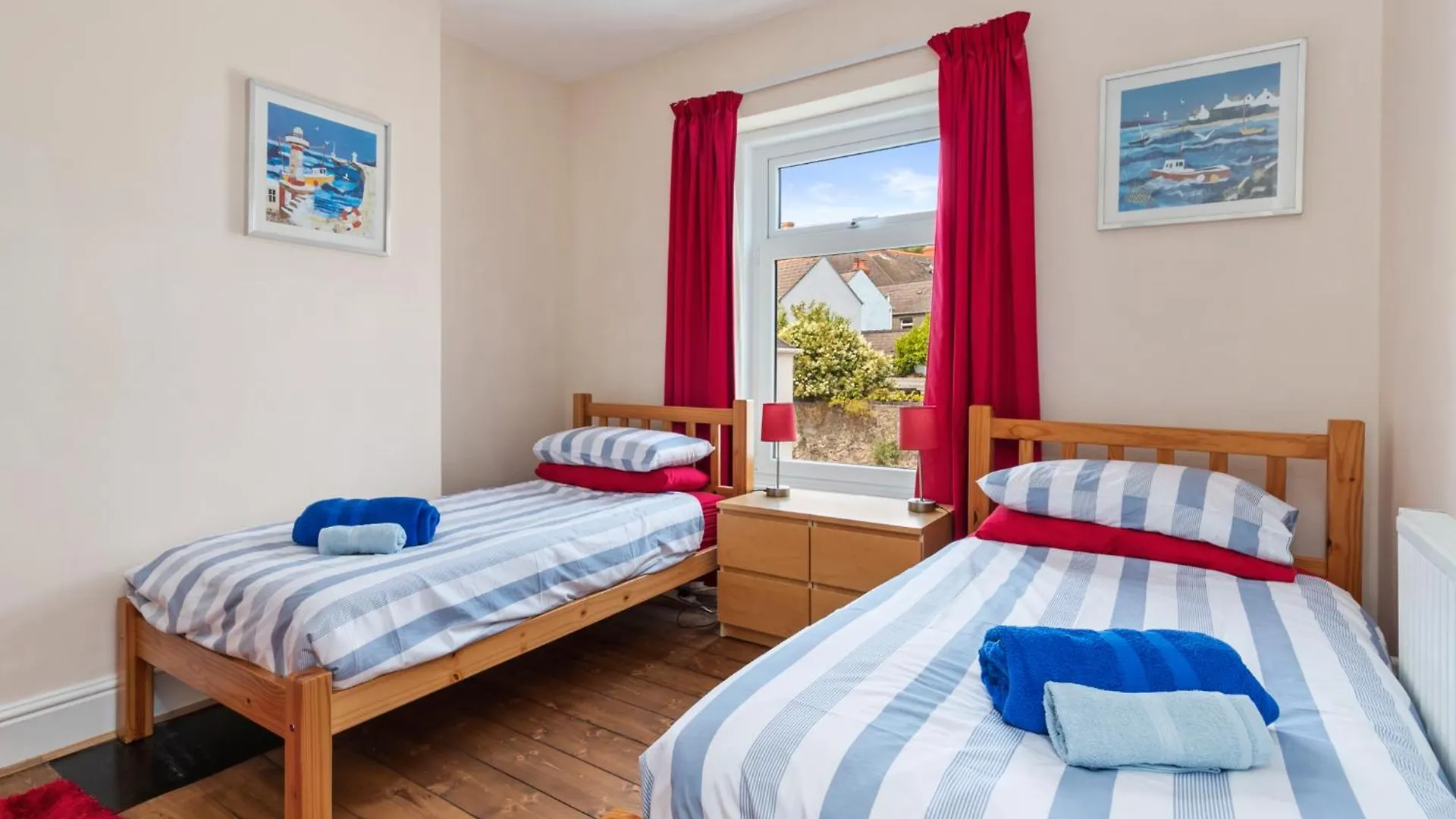 Penlan - Short Stroll To Town And Beaches Holiday home
