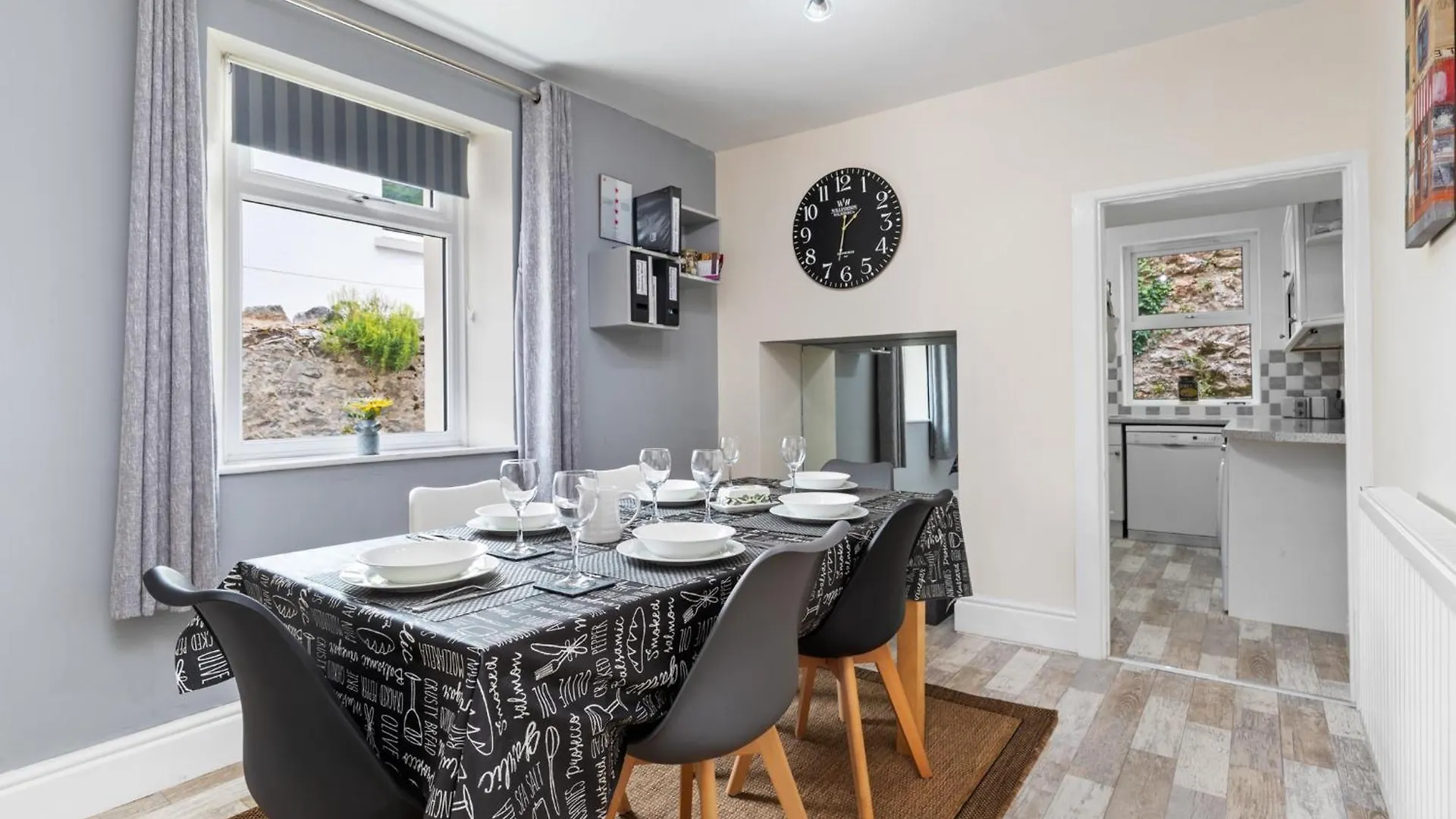Penlan - Short Stroll To Town And Beaches * Tenby