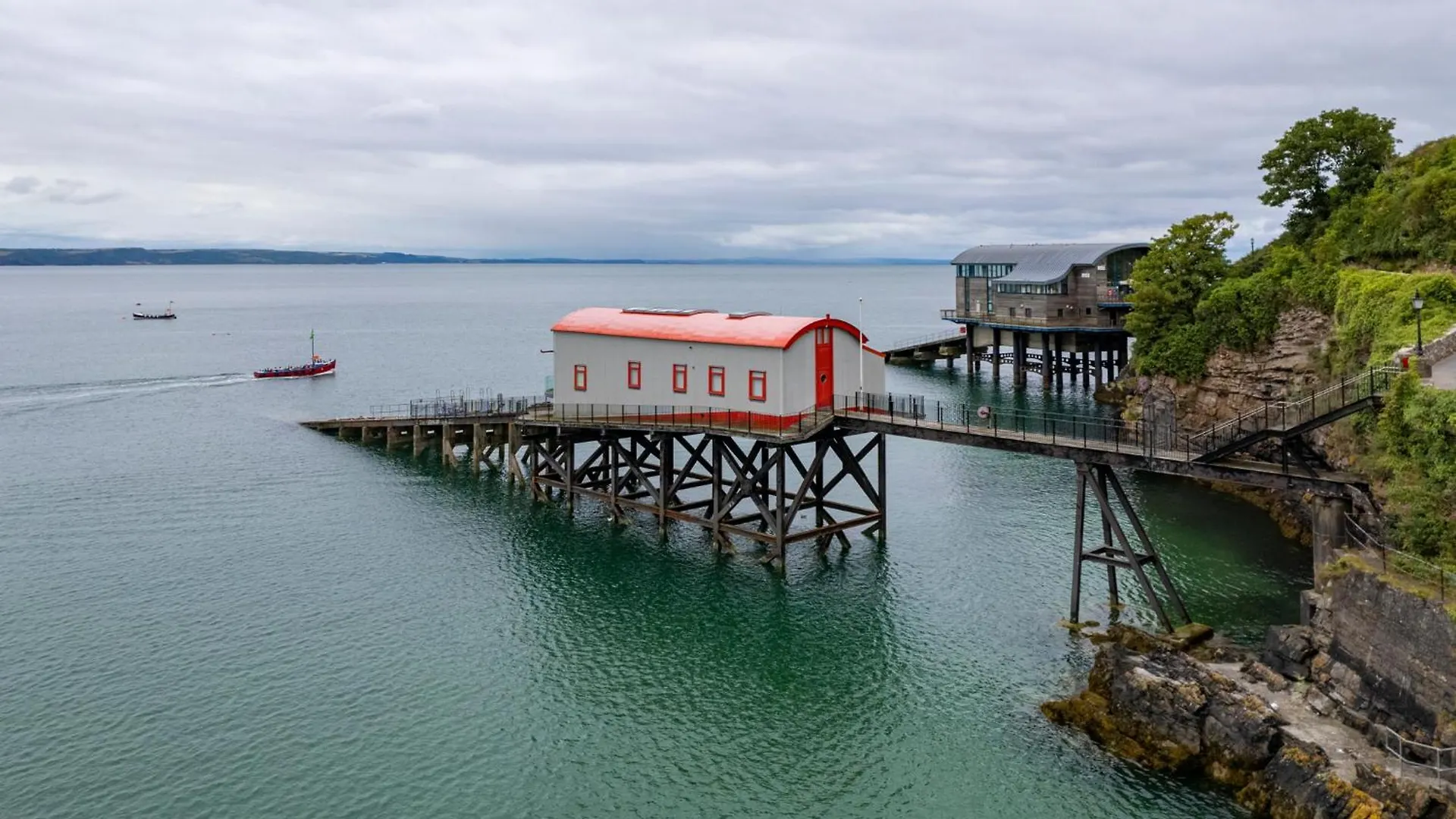 Azure - Spectacular Sea And Harbour Views Apartment Tenby
