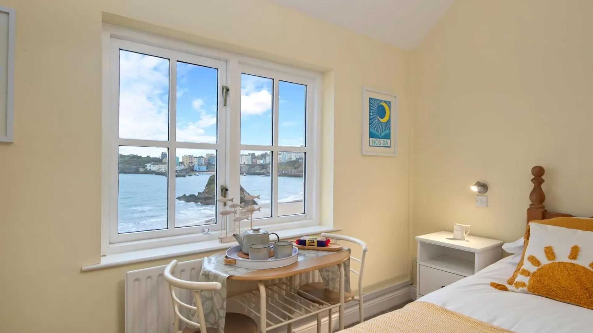 Apartment 5 Sunny Cove - Direct Access Sea Views