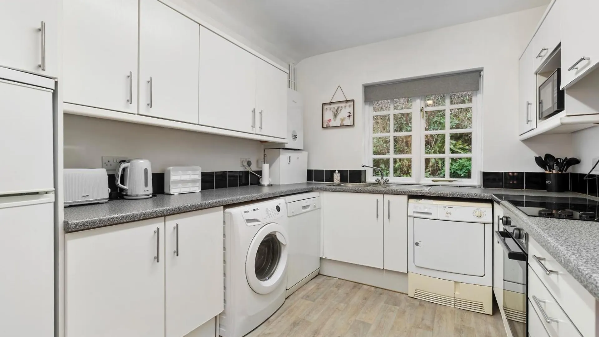 Apartment 5 Sunny Cove - Direct Access Sea Views *