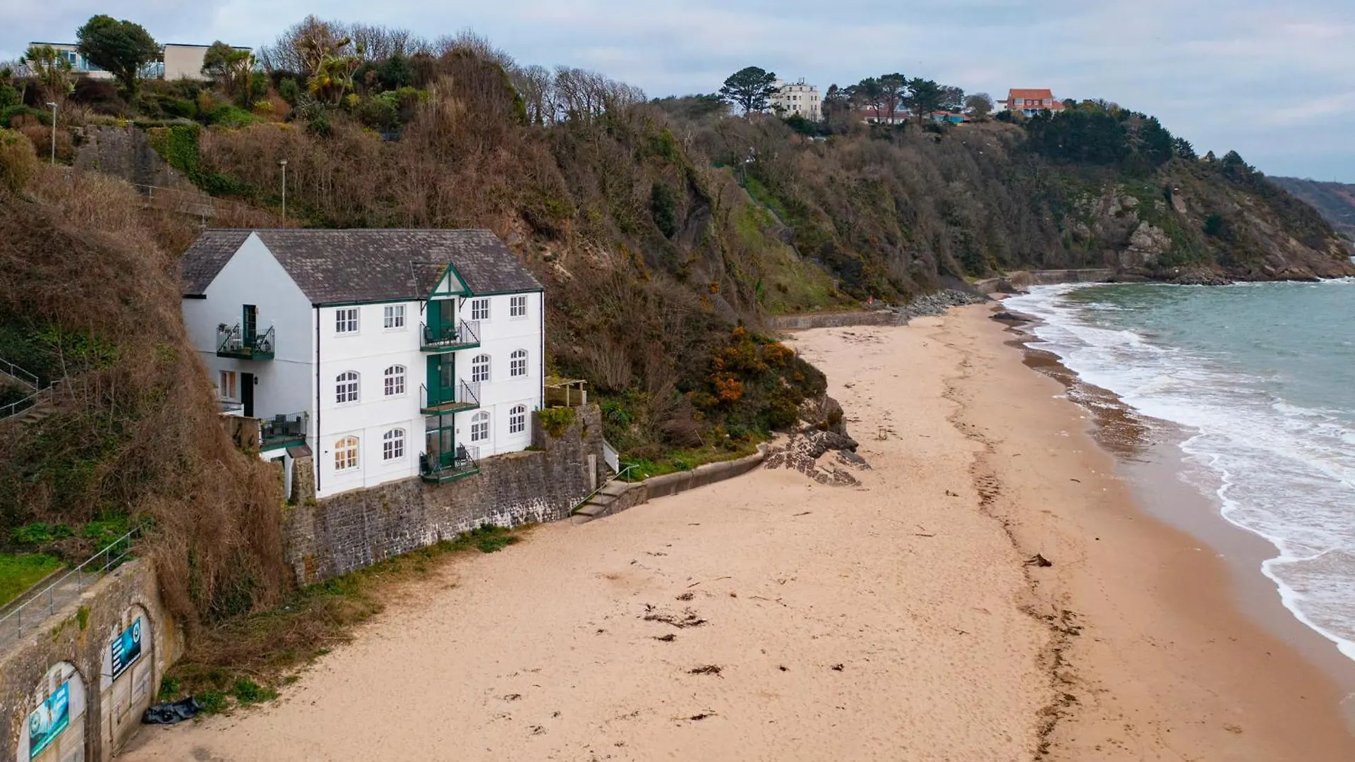 Apartment 5 Sunny Cove - Direct Access Sea Views *