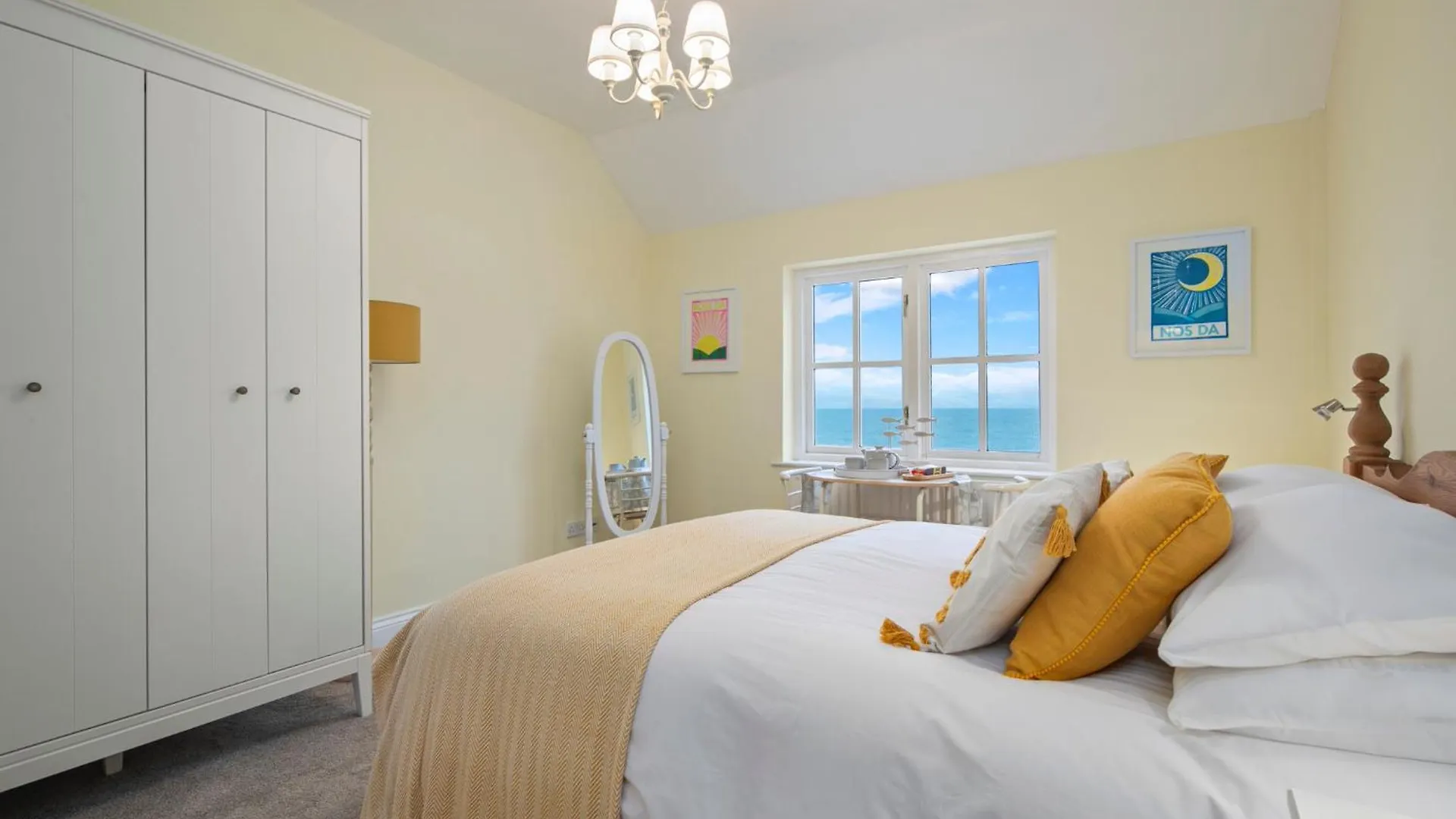 Apartment 5 Sunny Cove - Direct Access Sea Views *