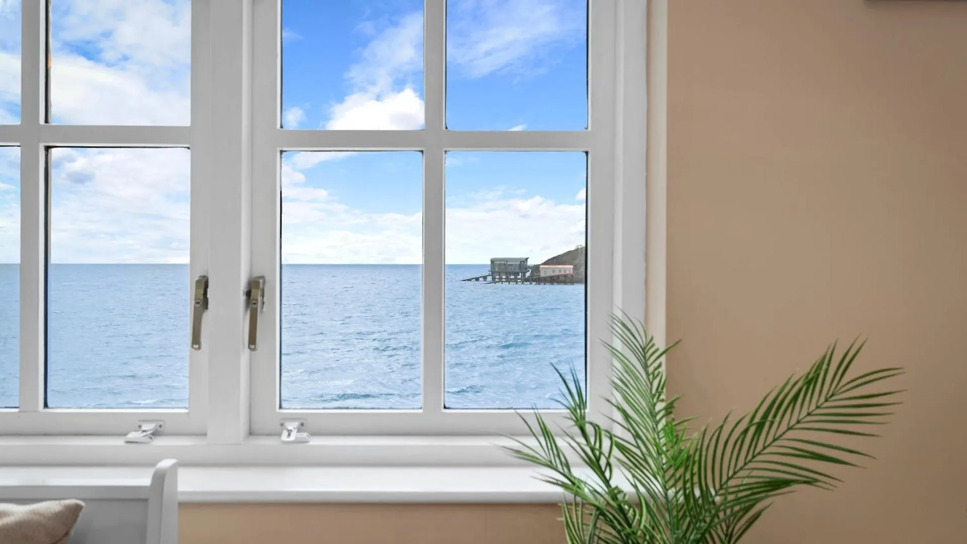 5 Sunny Cove - Direct Access Sea Views Apartment