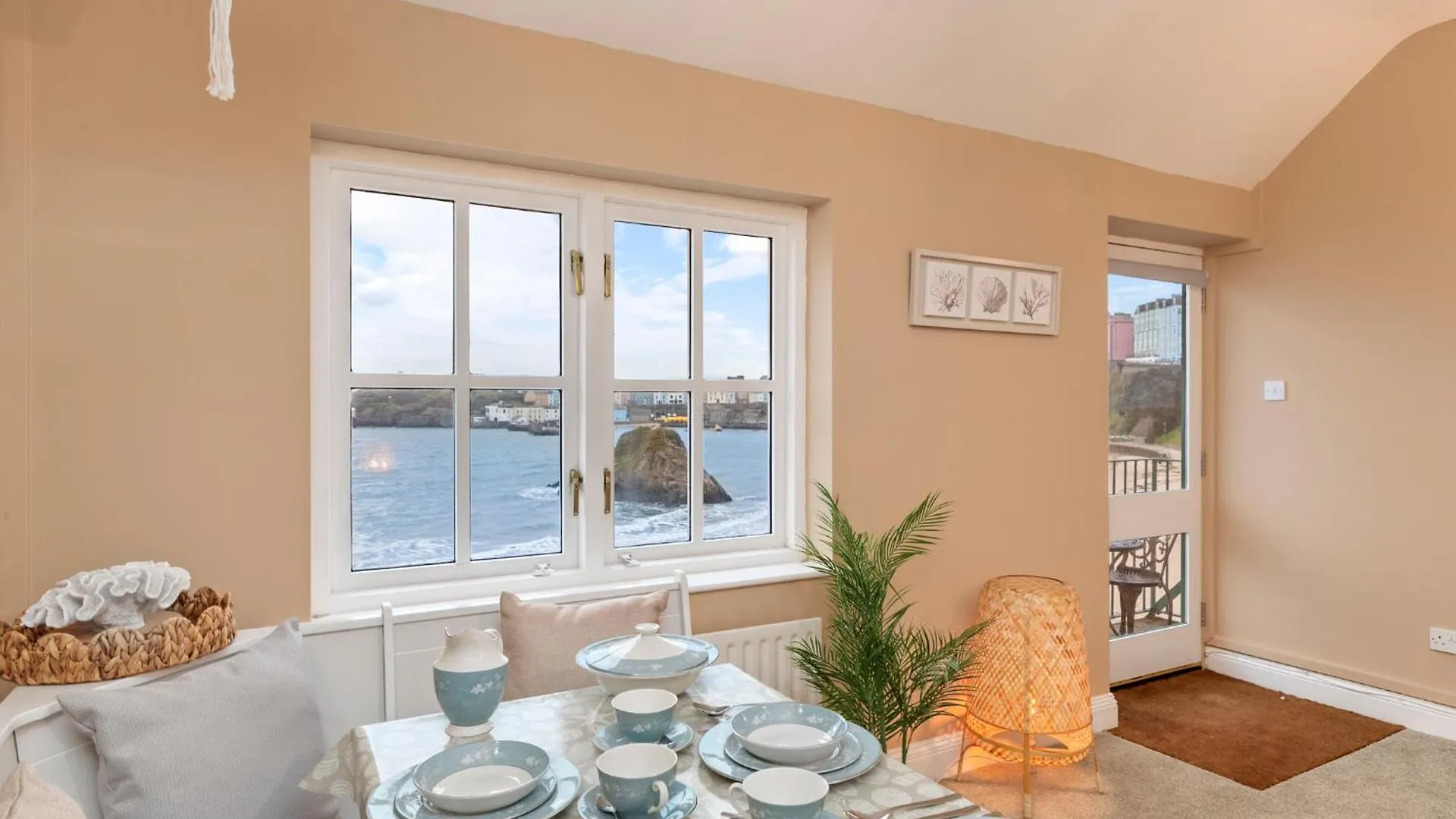 5 Sunny Cove - Direct Access Sea Views Apartment Tenby