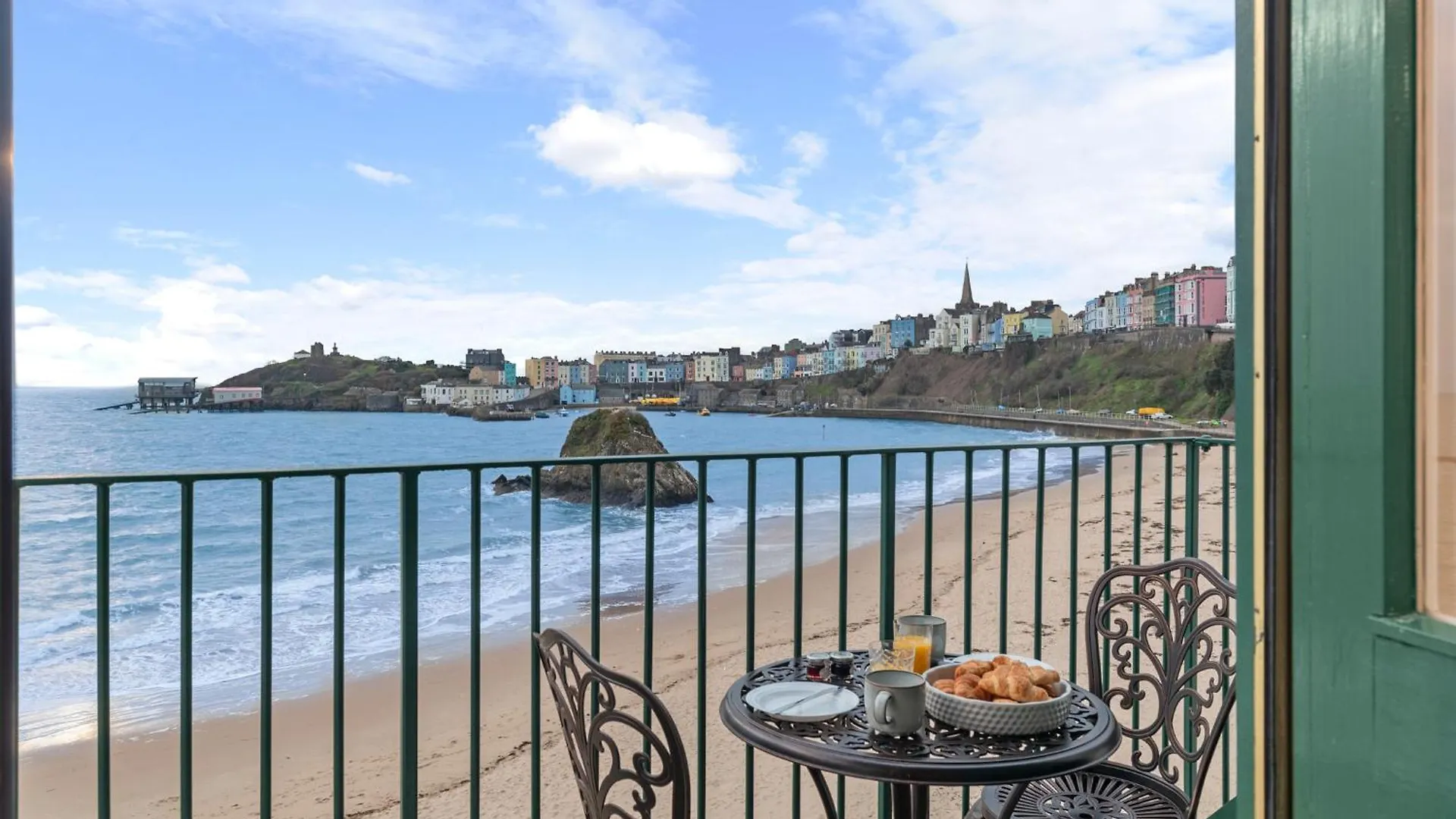 Apartment 5 Sunny Cove - Direct Access Sea Views *