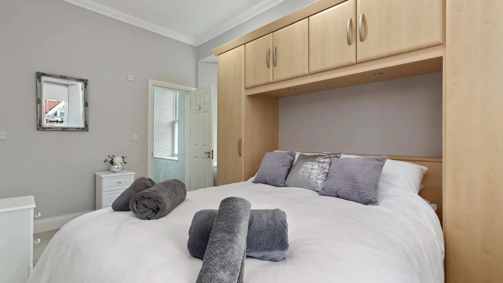 10 Mansion House - Indoor Pool Sea Views Gym Apartment