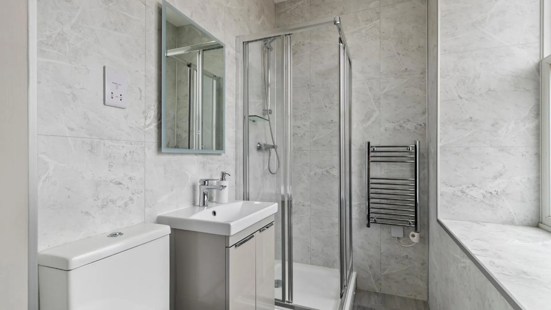 10 Mansion House - Indoor Pool Sea Views Gym Apartment