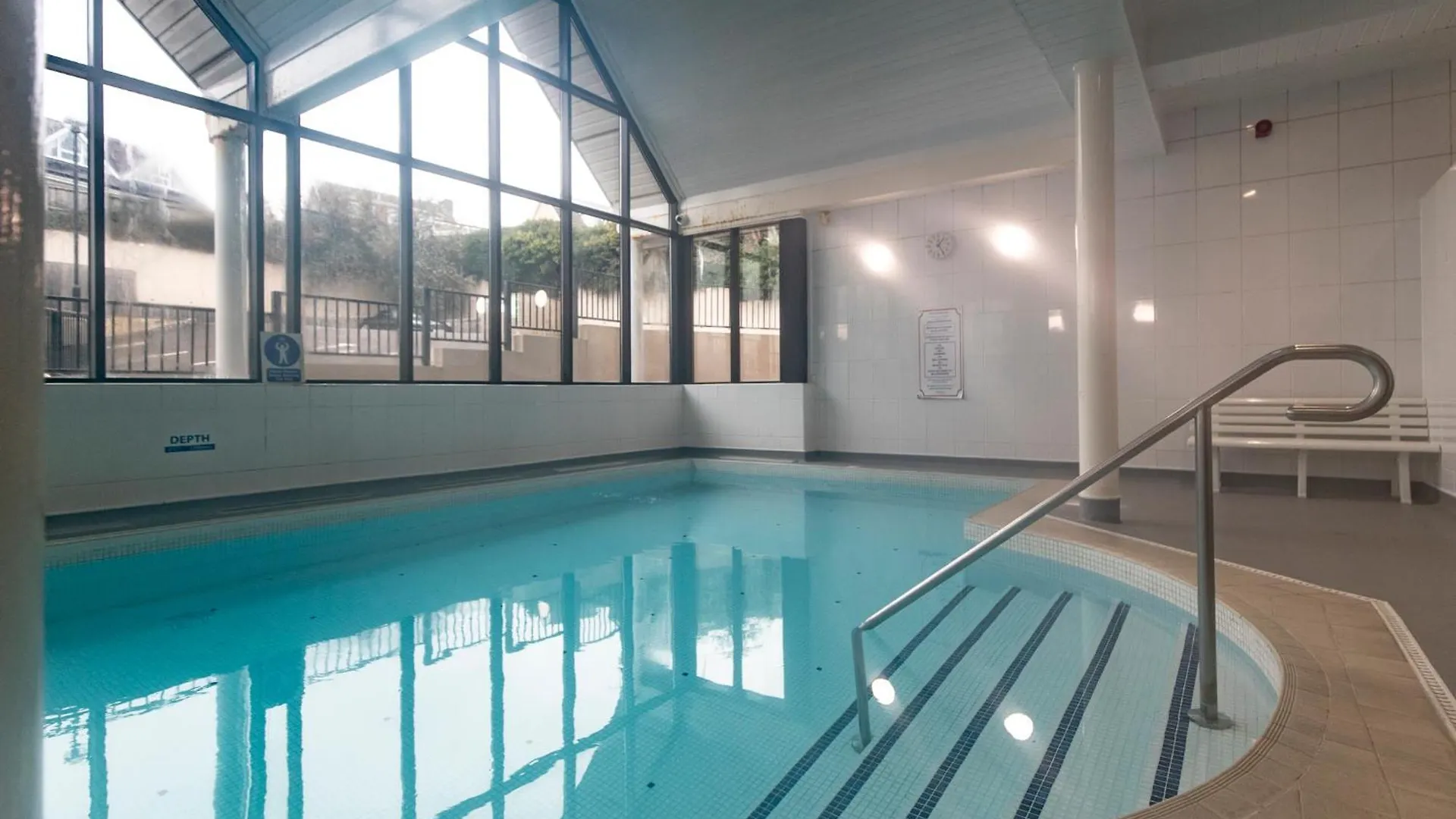 10 Mansion House - Indoor Pool Sea Views Gym Apartment