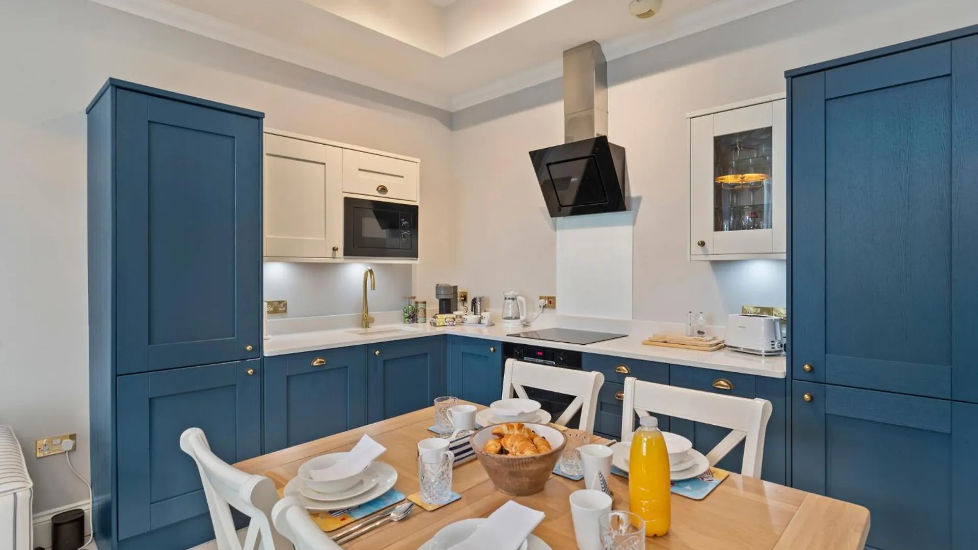 Apartment 10 Mansion House - Indoor Pool Sea Views Gym Tenby