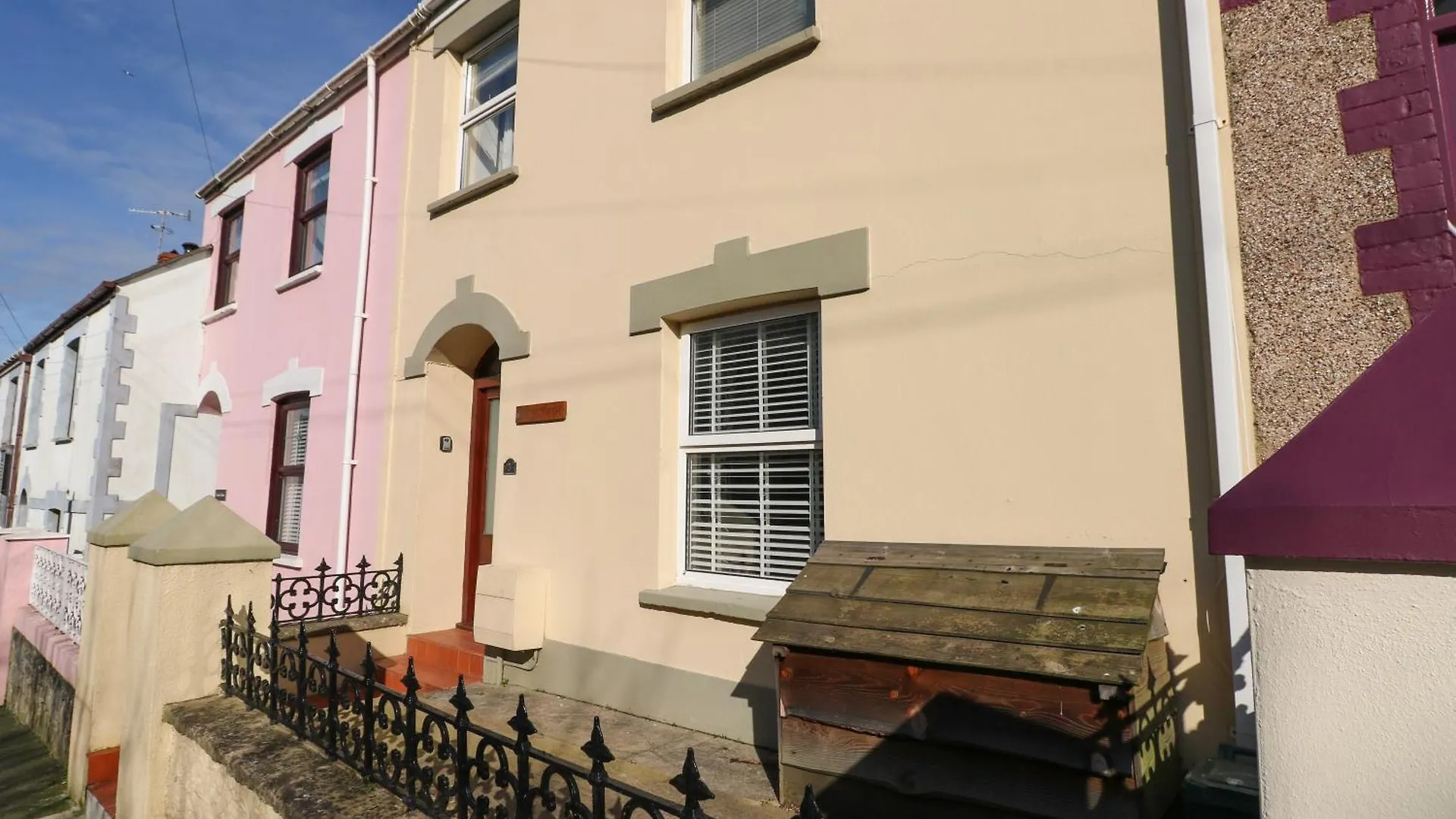 Stones Throw * Tenby