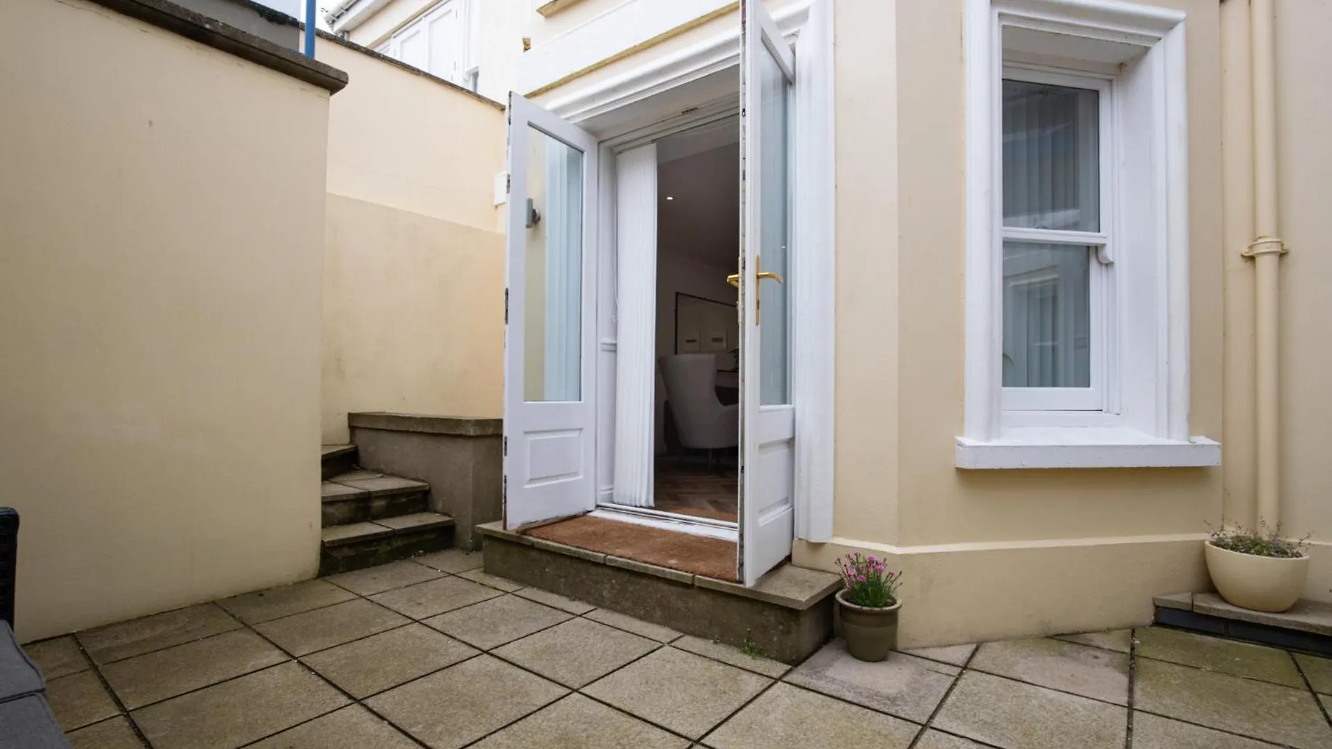 2 South Court - Tenby