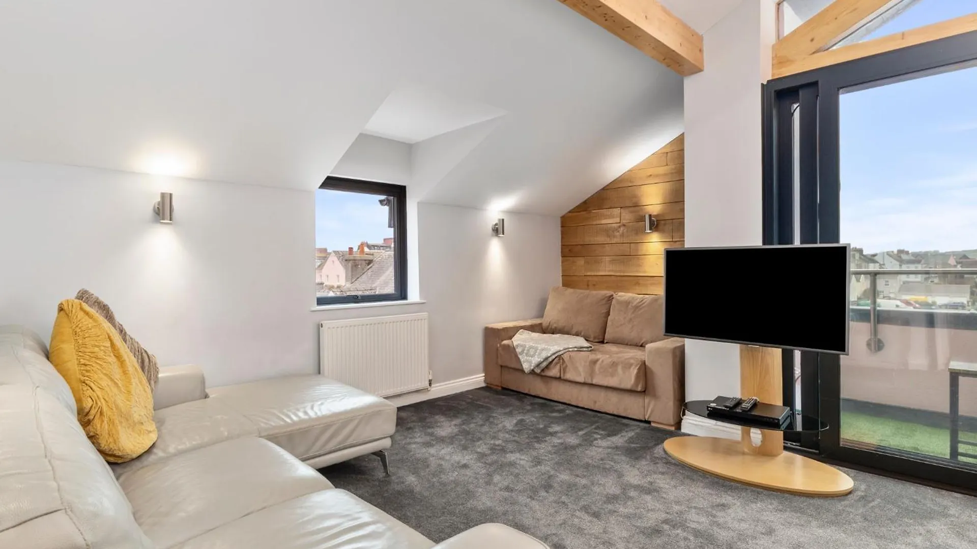 Billycan Penthouse - Town Centre Apartment Tenby