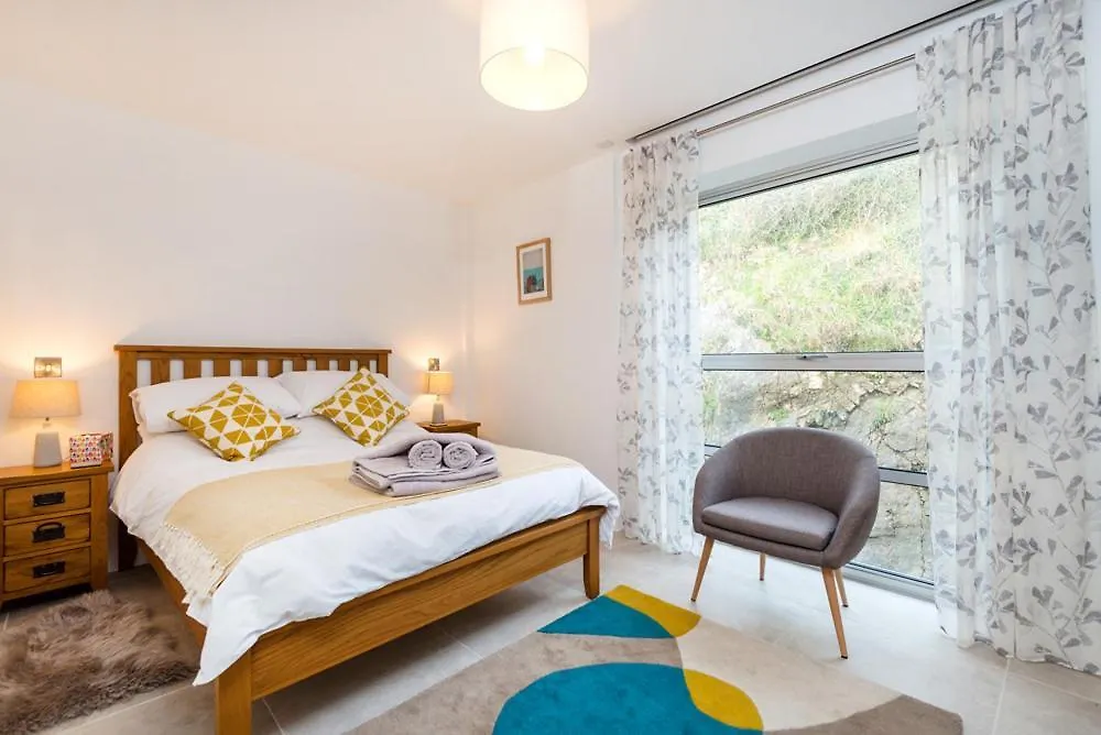 16 Waters Edge * Tenby