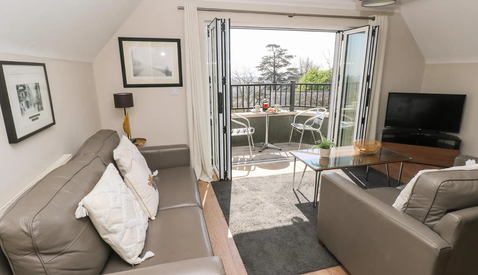 Cambrie Apartment *