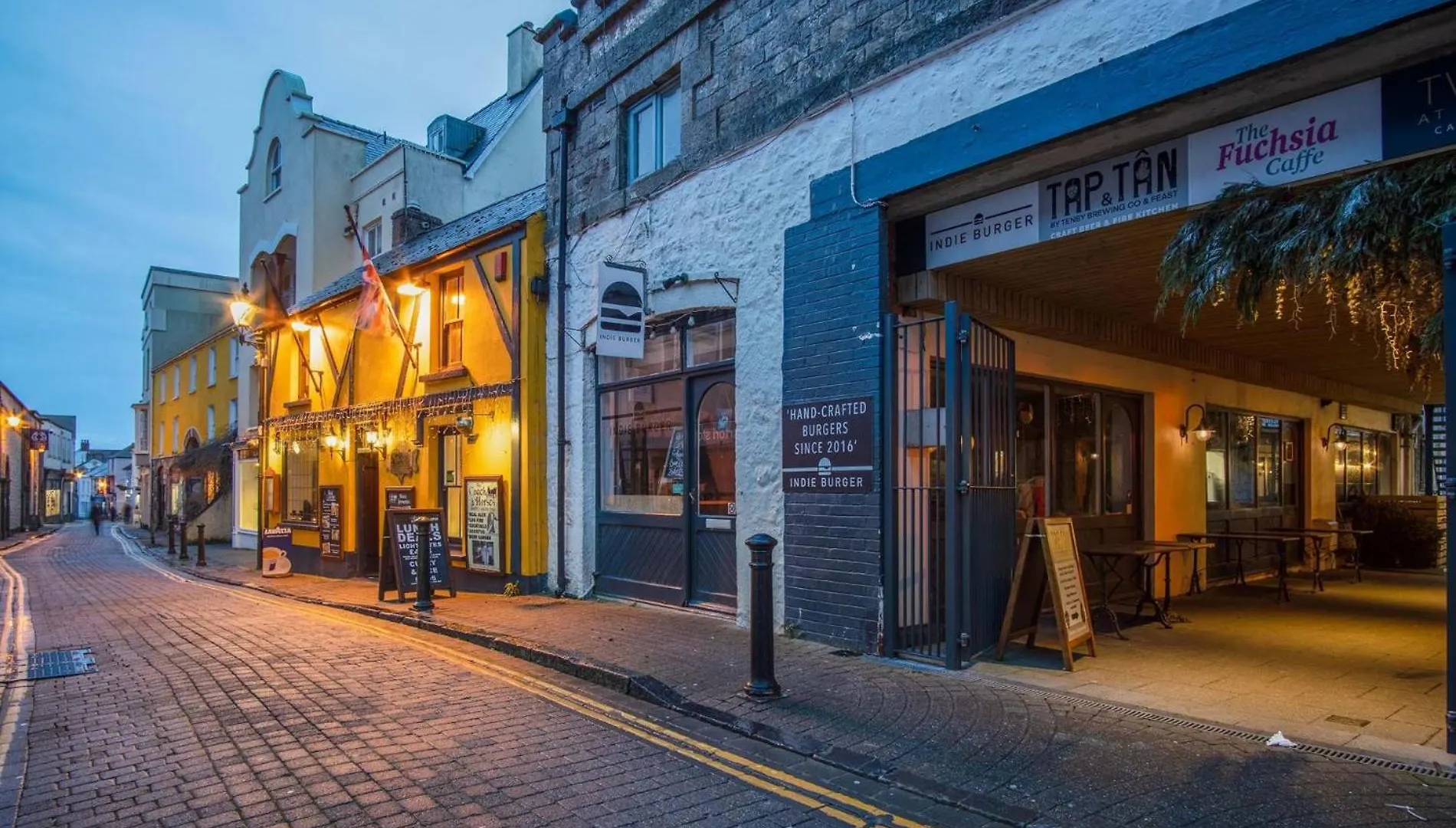 Penthouse At The Mews - 2 Bed - * Tenby
