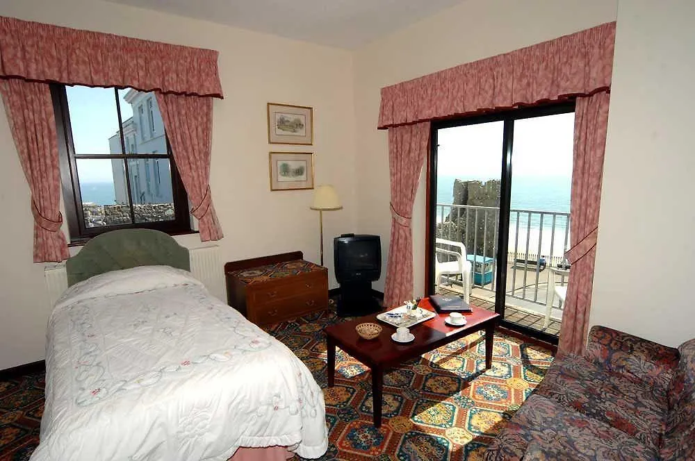 Couette-café No: 1 The Esplanade Guest Accommodation. Tenby