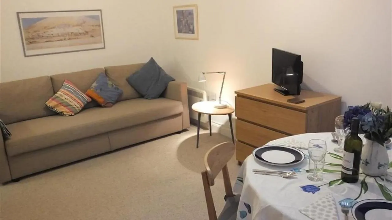 Cobra House Flat 5 Apartment