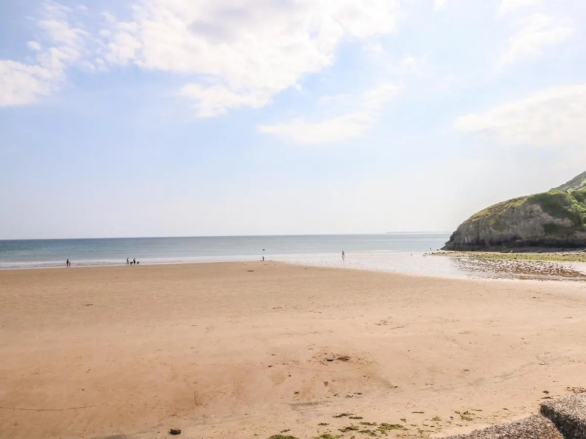 5 St. Marys Court * Tenby