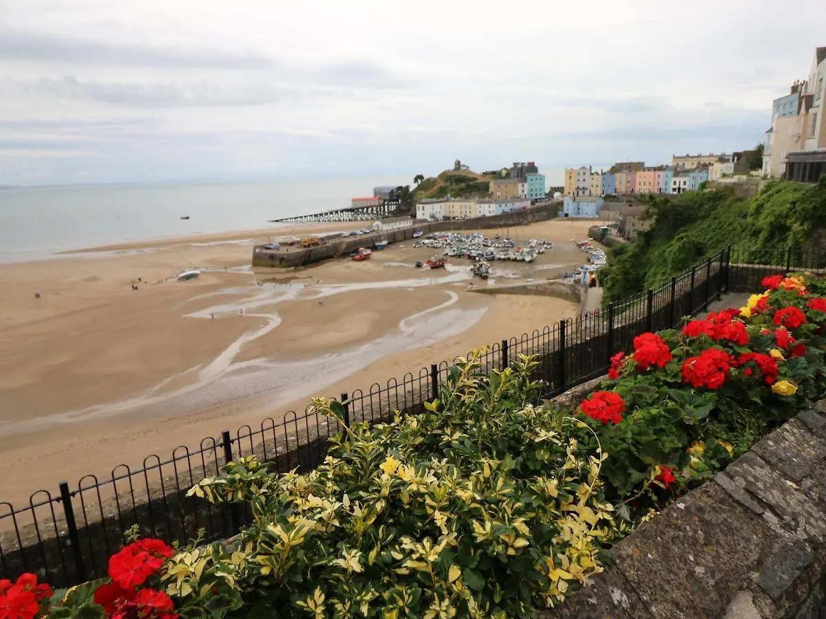 1 Beachtop Court Tenby