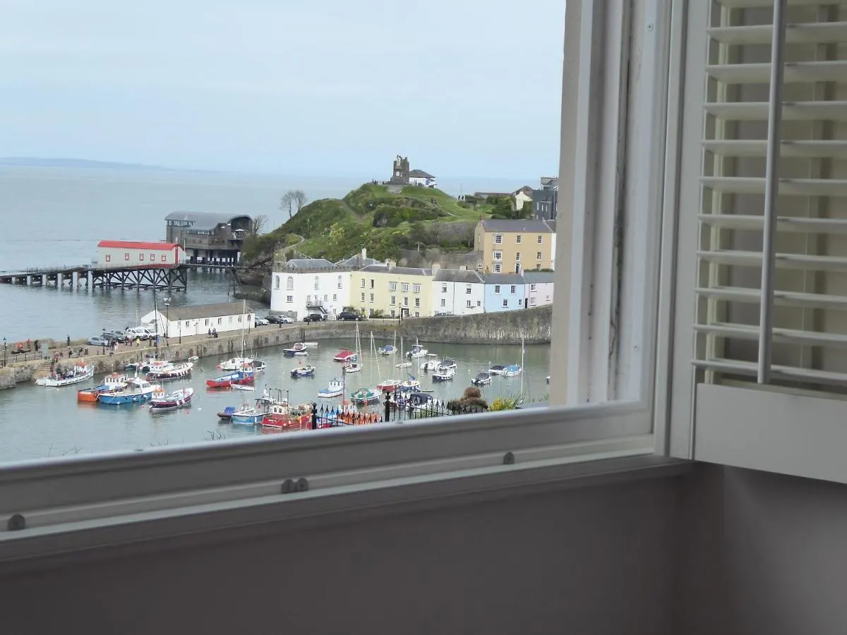 1 Beachtop Court Tenby