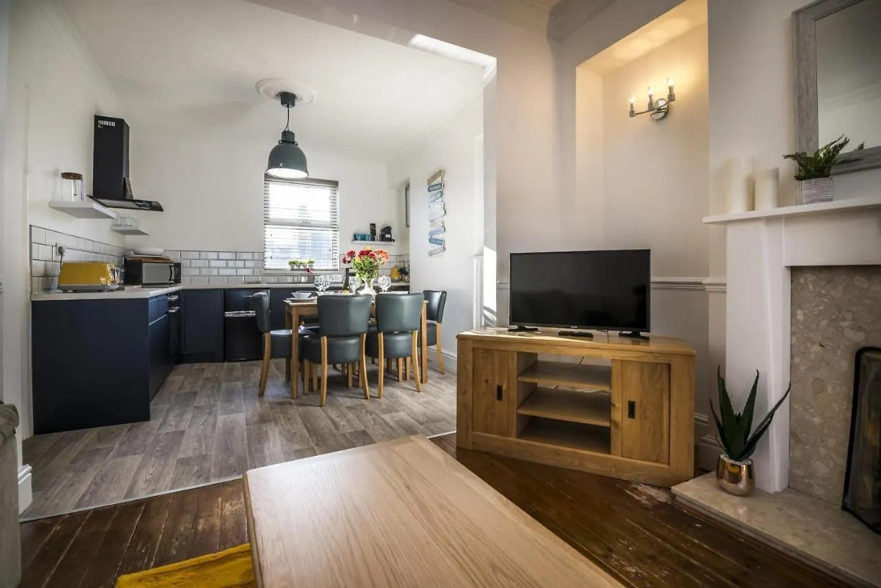 Ivydene - 3 Bedroom Holiday - Tenby