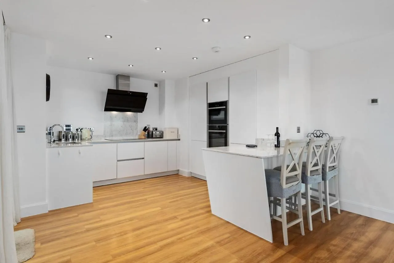 8 Waterstone House - Luxury Apartment, Sea Views, Pet Friendly * Tenby