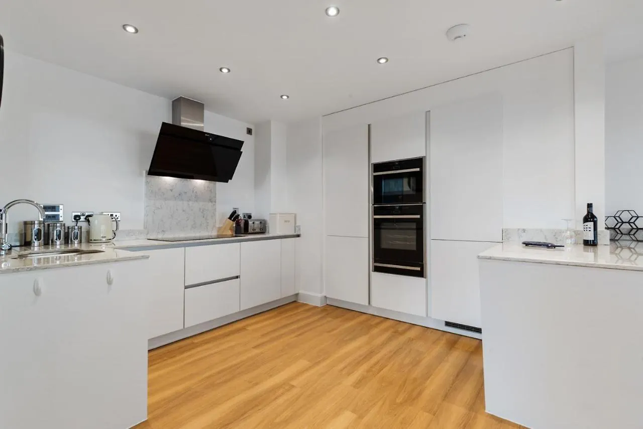 8 Waterstone House - Luxury Apartment, Sea Views, Pet Friendly * Tenby