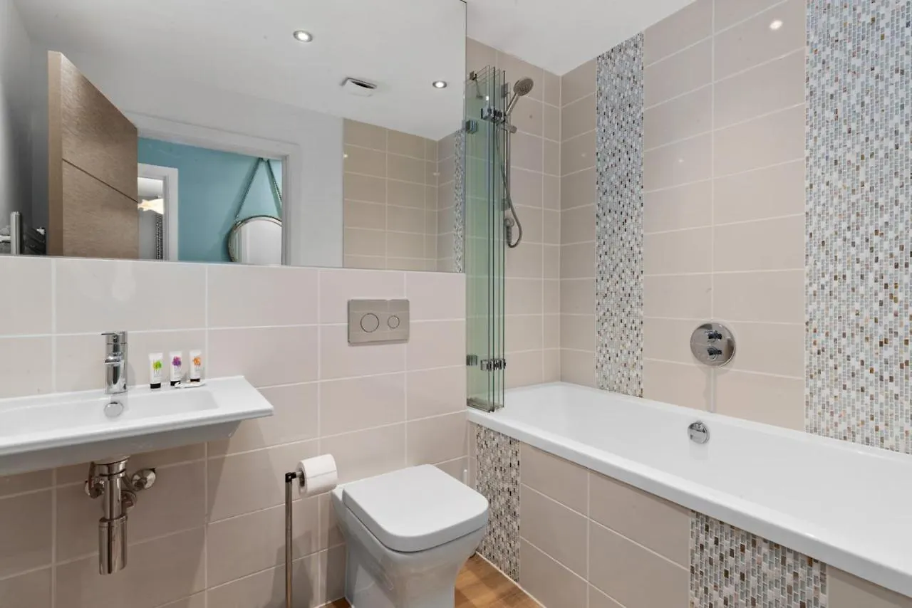8 Waterstone House - Luxury Apartment, Sea Views, Pet Friendly Apartment Tenby