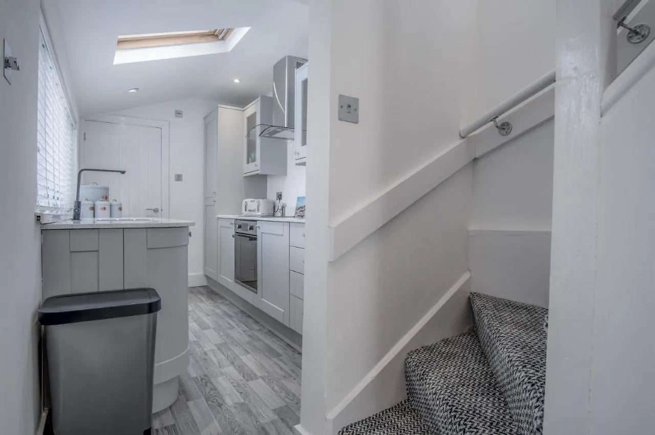 Hawtree - 2 Bedroom - Tenby