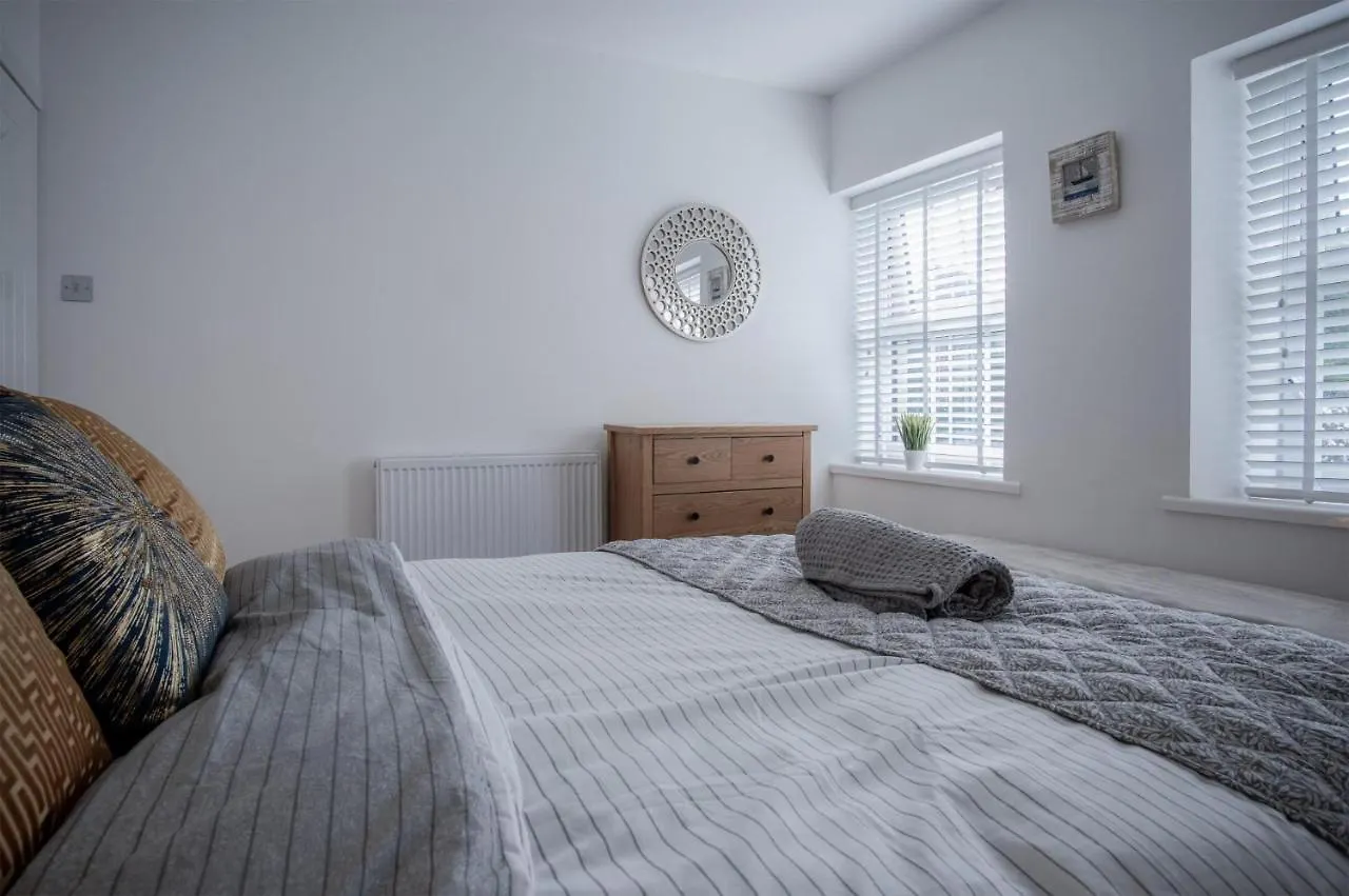 Hawtree - 2 Bedroom - *