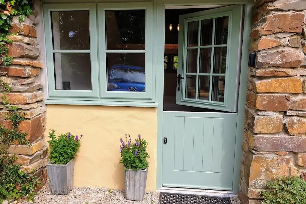The Bothy: Retreat With Hot Tub And Projector * Tenby