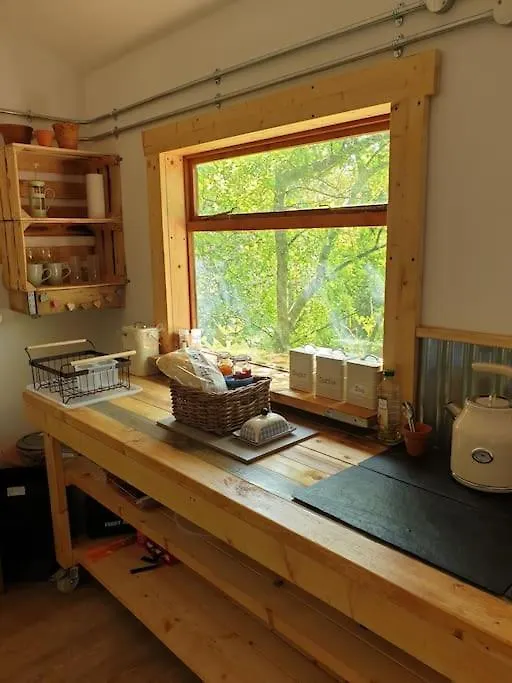 The Potting Shed: Cozy Retreat With Projector And Hot Tub *