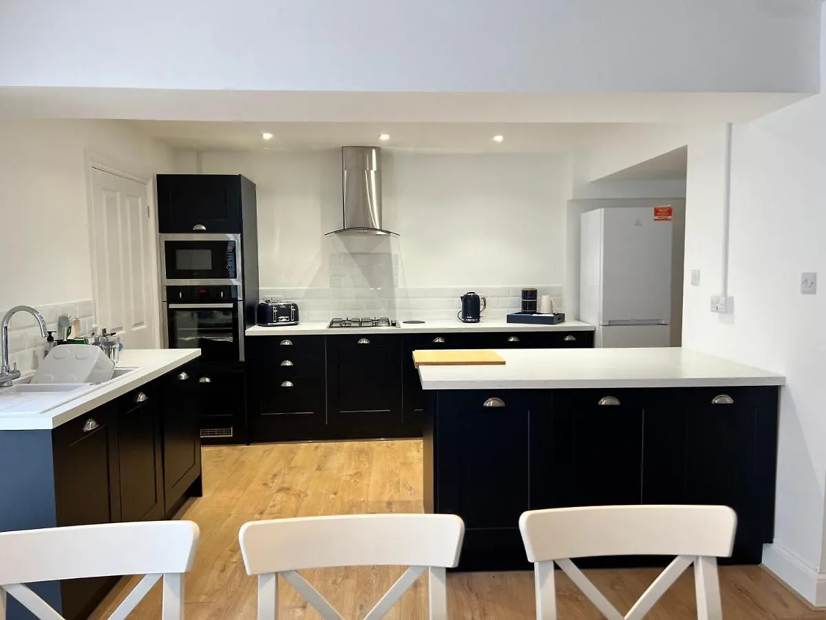 Heathcliff - 5 Bedroom House In Town Centre