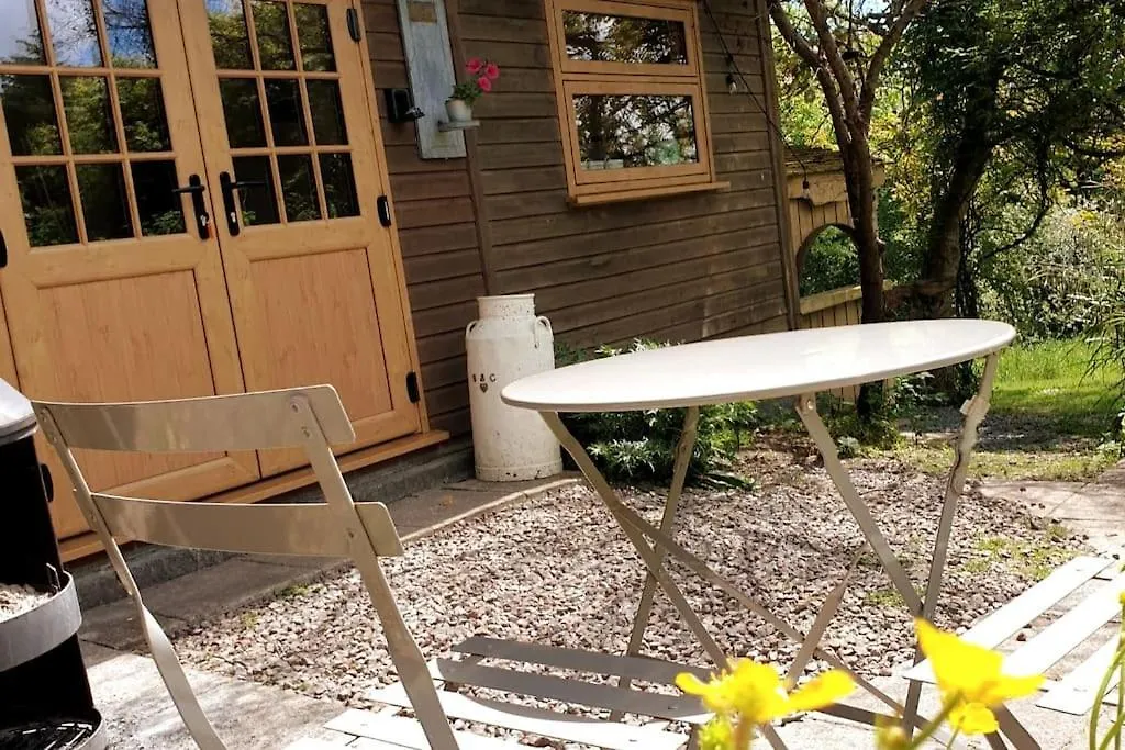 The Potting Shed: Cozy Retreat With Projector And Hot Tub Tenby