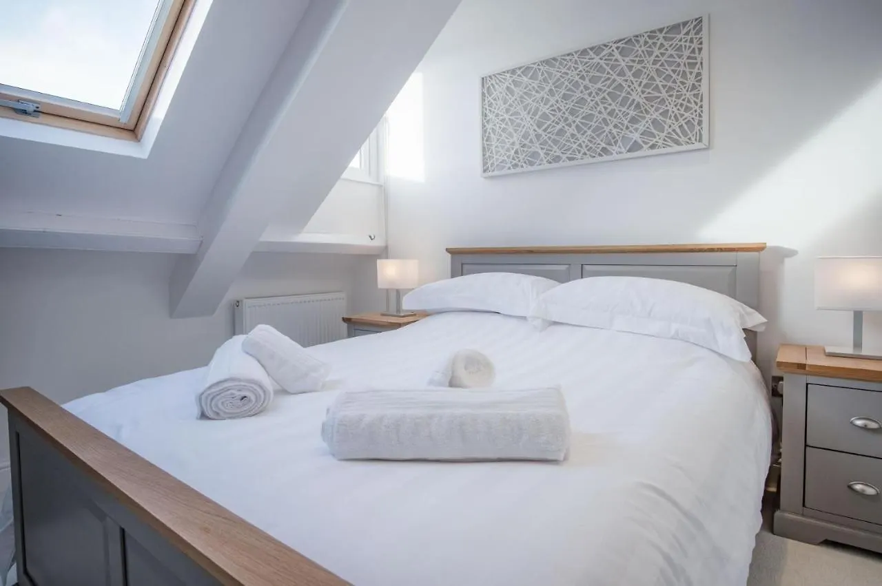 Skylark - 2 Bedroom - Tenby